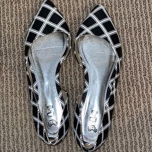 Black and White Flats